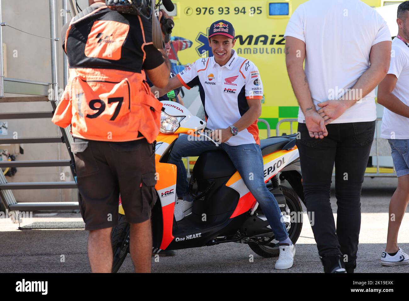 Alcaniz, Aragon, Spanien. 16. September 2022. Marc Marquez aus Spanien und Repsol Honda vor dem Fahrerlager-Krankenhaus nach einem freien Training auf dem Motorland Aragon Circuit am 16. September 2022 in Alcaniz, Spanien. (Bild: © David Ramirez/DAX via ZUMA Press Wire) Stockfoto