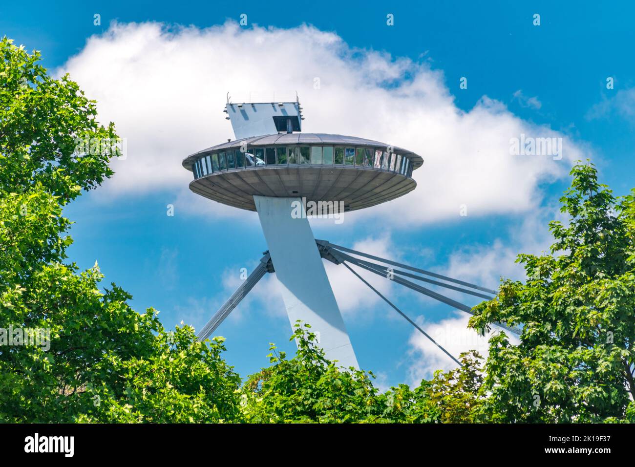 Bratislava, Slowakei - 31. Mai 2022: UFO-Aussichtsplattform auf der Brücke des Slowakischen Nationalaufstands in Bratislava. Stockfoto