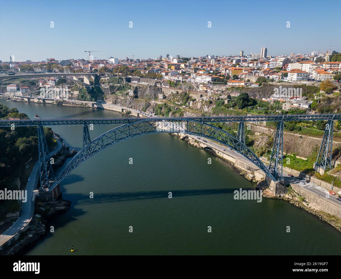 Luftaufnahme von Porto, Douro River mit Booten und den Brücken Stockfoto