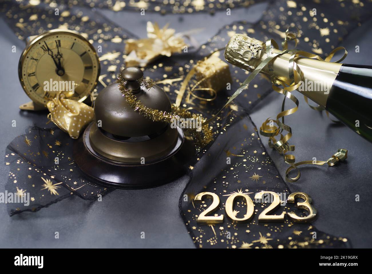 Neujahrskonzept, mit hellem Licht und Champagner-Flasche, goldenem Bokeh-Hintergrund Stockfoto