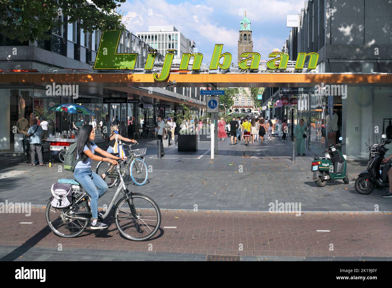 Fahrradweg neben dem Einkaufsviertel Lijnbaan in Rotterdam, Niederlande. (Blick auf den Uhrenturm des Rotterdamer Rathauses.) Stockfoto
