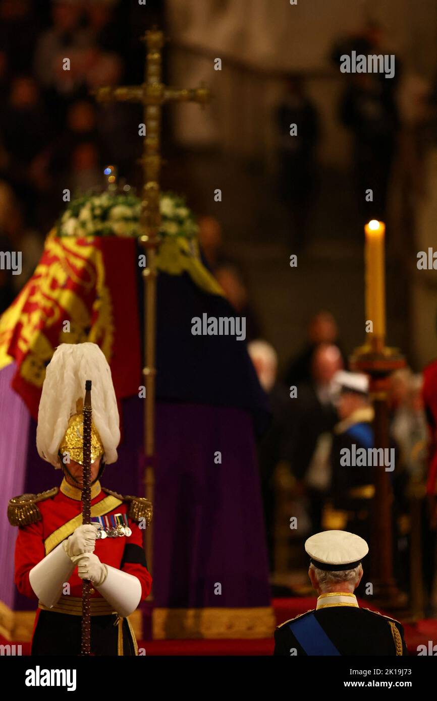 König Karl III. Kommt zu einer Mahnwache neben dem Sarg ihrer Mutter, Königin Elizabeth II., da er im Zustand auf der Katafalque in der Westminster Hall, im Palace of Westminster, London, liegt. Bilddatum: Freitag, 16. September 2022. Stockfoto