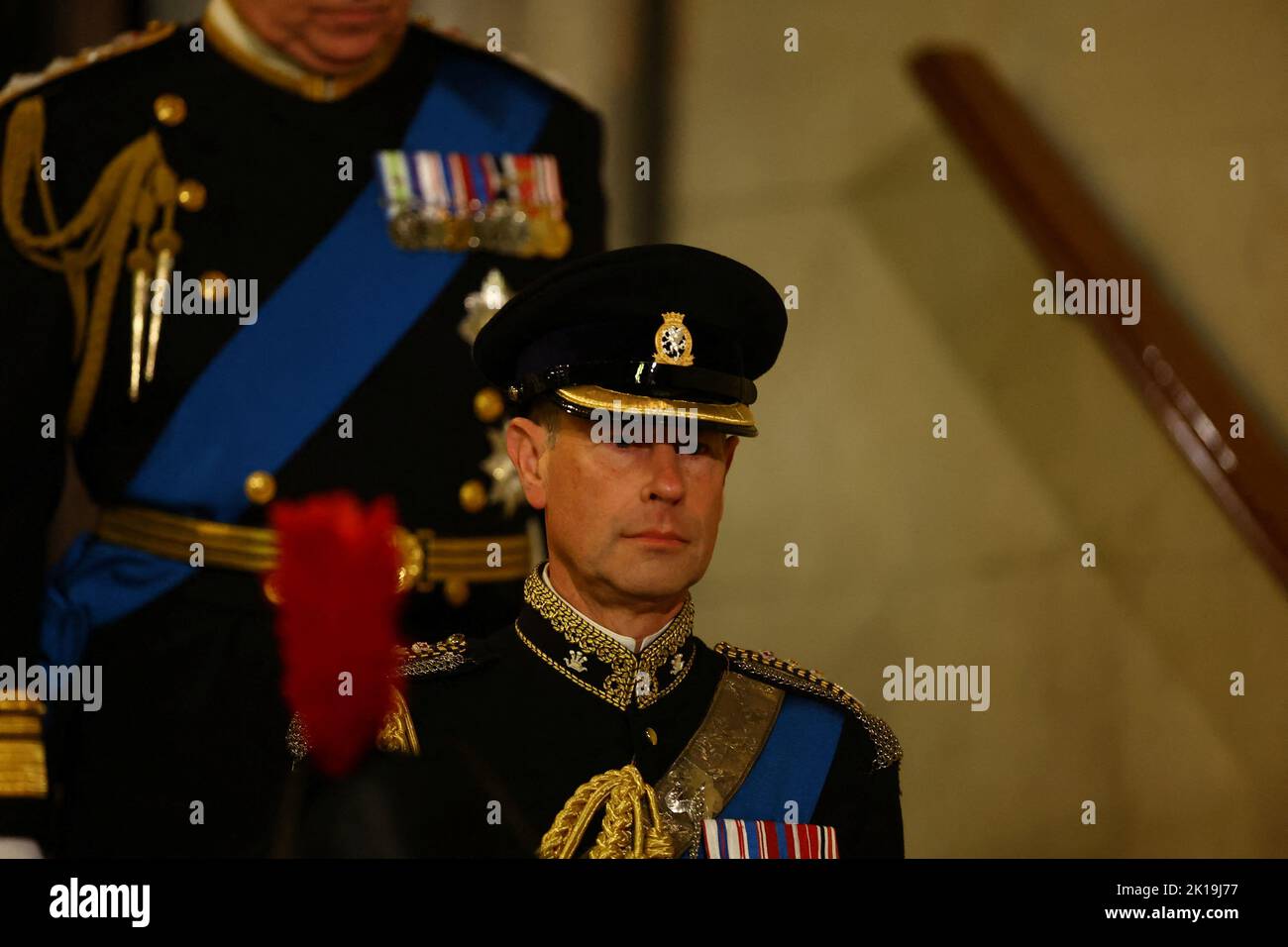 Der Earl of Wessex kommt, um eine Mahnwache neben dem Sarg ihrer Mutter