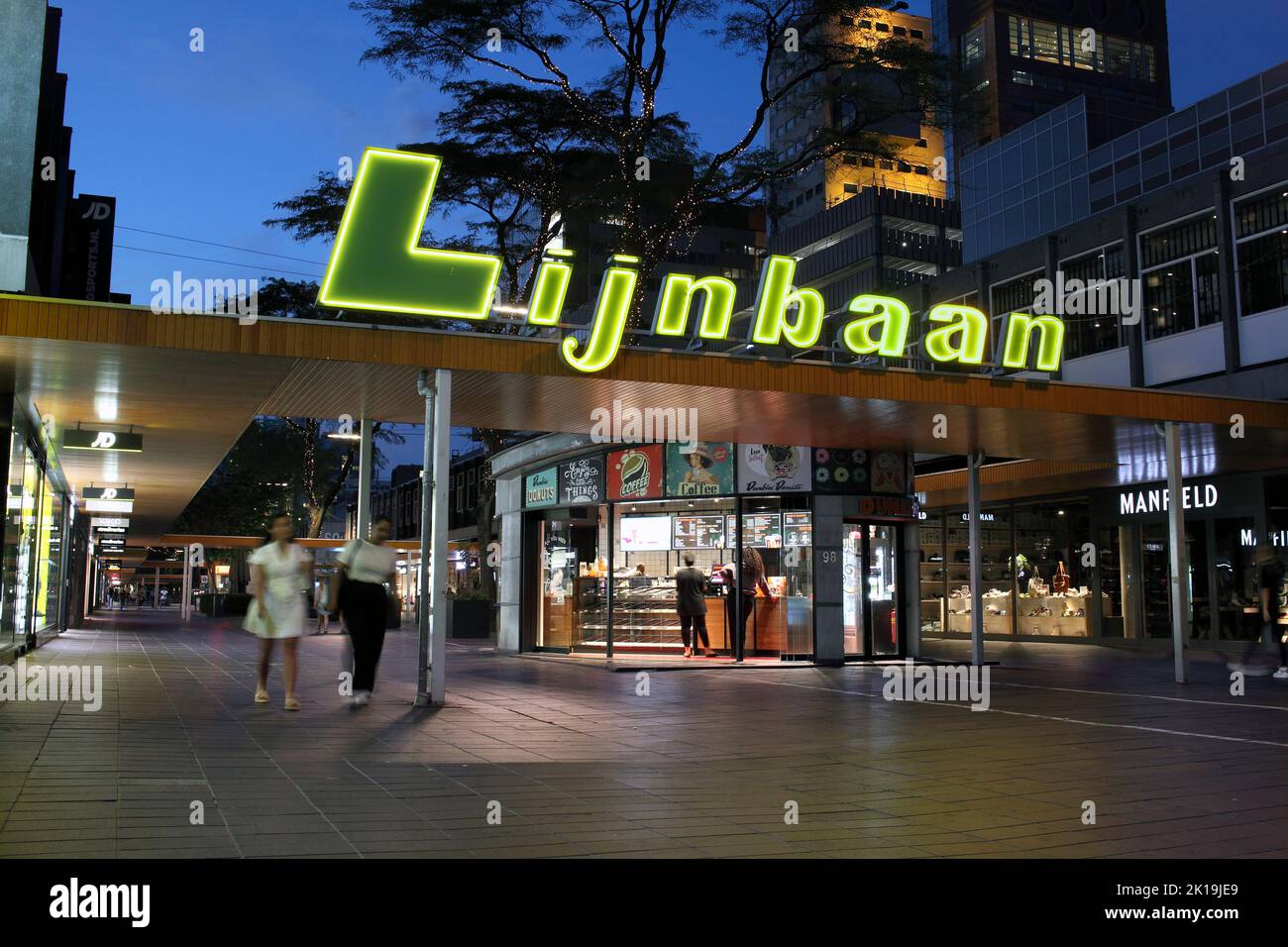 Das Einkaufsviertel Lijnbaan in Rotterdam, Niederlande. Stockfoto