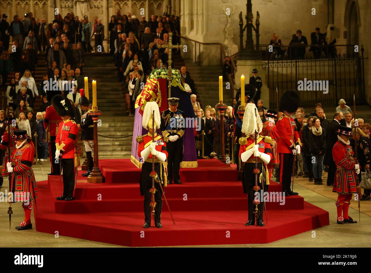 König Karl III., die Prinzessin Royal, der Herzog von York und der Graf von Wessex halten eine Mahnwache neben dem Sarg ihrer Mutter, Königin Elizabeth II., da er auf der Katafalque in der Westminster Hall, im Palace of Westminster, London, liegt. Bilddatum: Freitag, 16. September 2022. Stockfoto