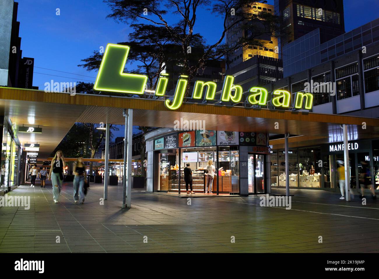 Das Einkaufsviertel Lijnbaan in Rotterdam, Niederlande. Stockfoto