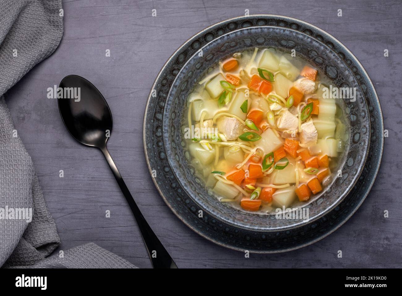 Fotos von Suppe, Brühe, Nudel, Kartoffel, Huhn, Karotte Stockfoto