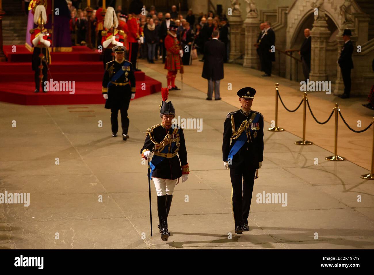 Die Prinzessin Royal, der Herzog von York und der Earl of Wessex verlassen sich, nachdem sie eine Mahnwache neben dem Sarg ihrer Mutter, Königin Elizabeth II., gehalten haben, da er auf der Katafalque in der Westminster Hall, im Palace of Westminster, London, liegt. Bilddatum: Freitag, 16. September 2022. Stockfoto