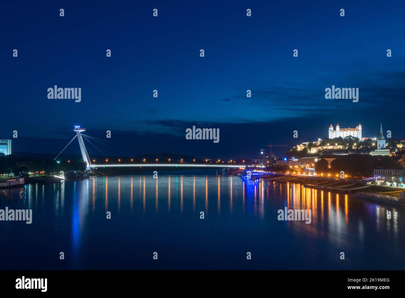 Bratislava, Slowakei - 31. Mai 2022: Nachtansicht auf die Donau, die Brücke des Nationalen Aufstands und die Burg von Bratislava. Stockfoto