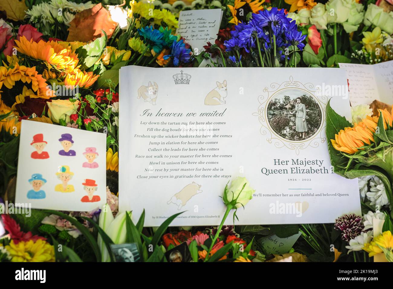London, Großbritannien. 16. September 2022. Mitglieder der Öffentlichkeit zollen ihrer Majestät Königin Elizabeth II ihren letzten Respekt, indem sie Blumen, Karten, Spielzeug und andere kleine Ehrungen im Green Park, in der Nähe des Buckingham Palace, niederlegen. Tausende wandern um den wachsenden Standort, viele sind deutlich bewegt. Kredit: Imageplotter/Alamy Live Nachrichten Stockfoto