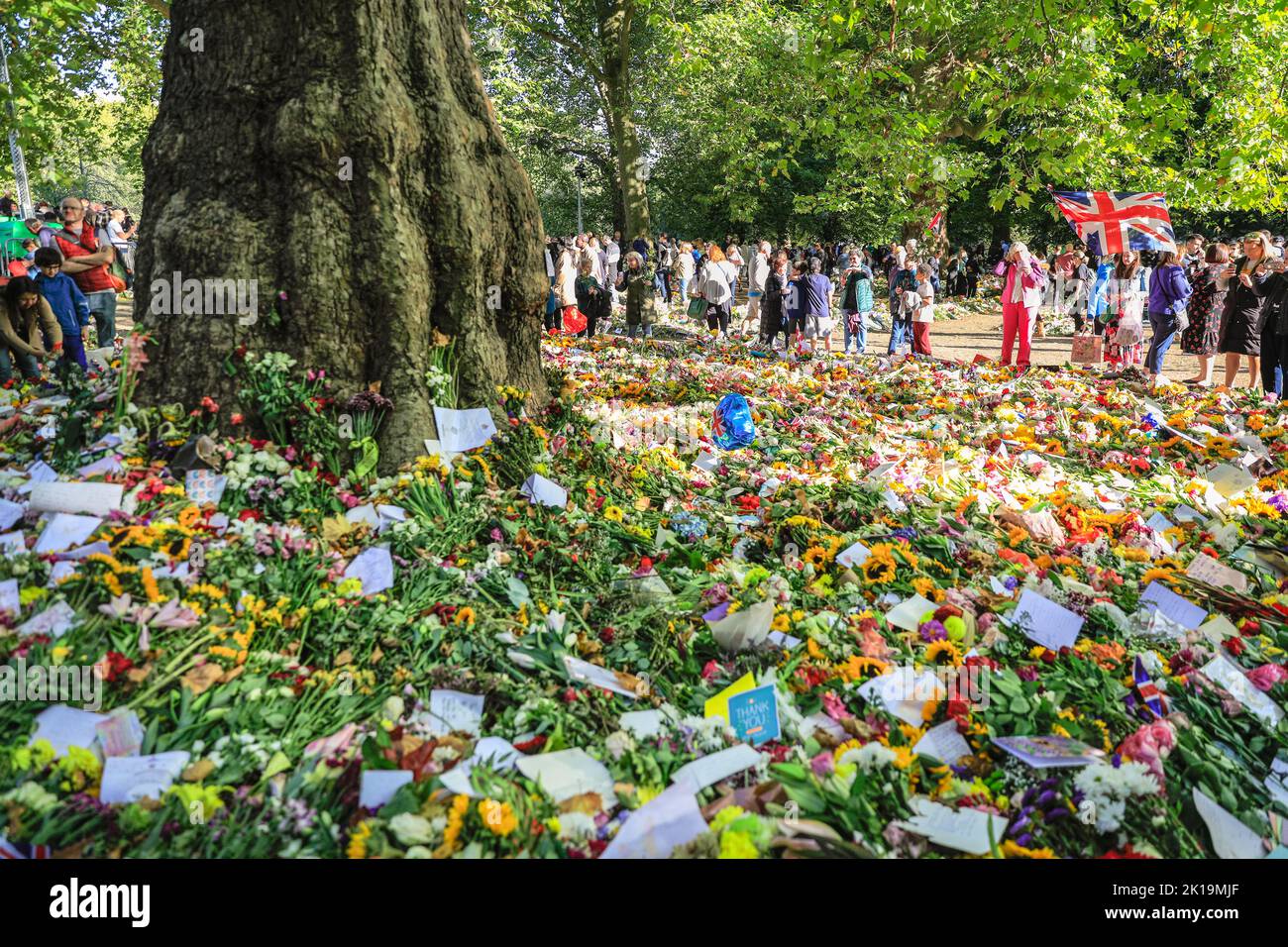 London, Großbritannien. 16. September 2022. Mitglieder der Öffentlichkeit zollen ihrer Majestät Königin Elizabeth II ihren letzten Respekt, indem sie Blumen, Karten, Spielzeug und andere kleine Ehrungen im Green Park, in der Nähe des Buckingham Palace, niederlegen. Tausende wandern um den wachsenden Standort, viele sind deutlich bewegt. Kredit: Imageplotter/Alamy Live Nachrichten Stockfoto