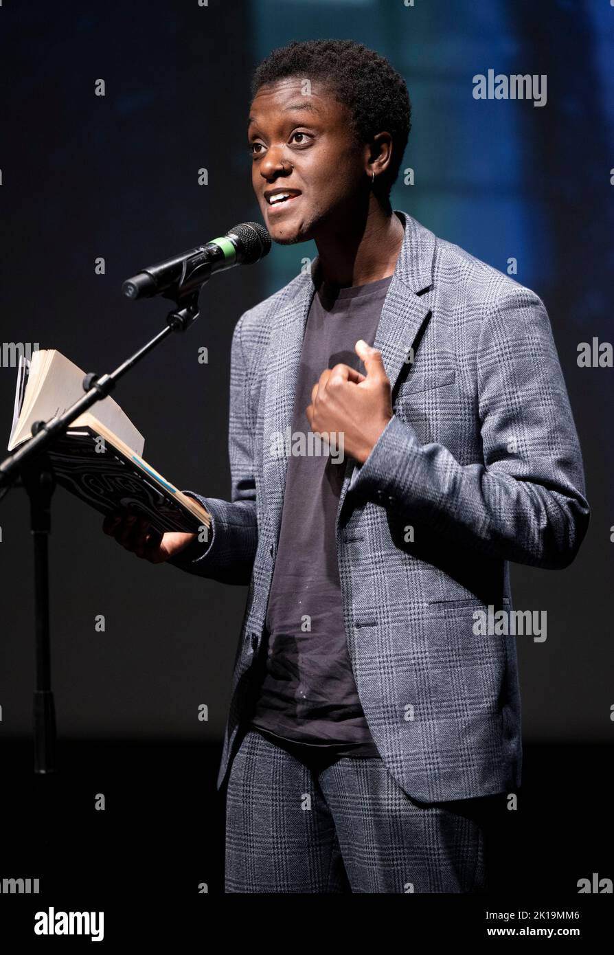 16. September 2022, Berlin: Der Schriftsteller Jay Bernard lächelt während einer Lesung beim Internationalen literaturfestival Berlin 22.. Foto: Monika Skolimowska/dpa Stockfoto