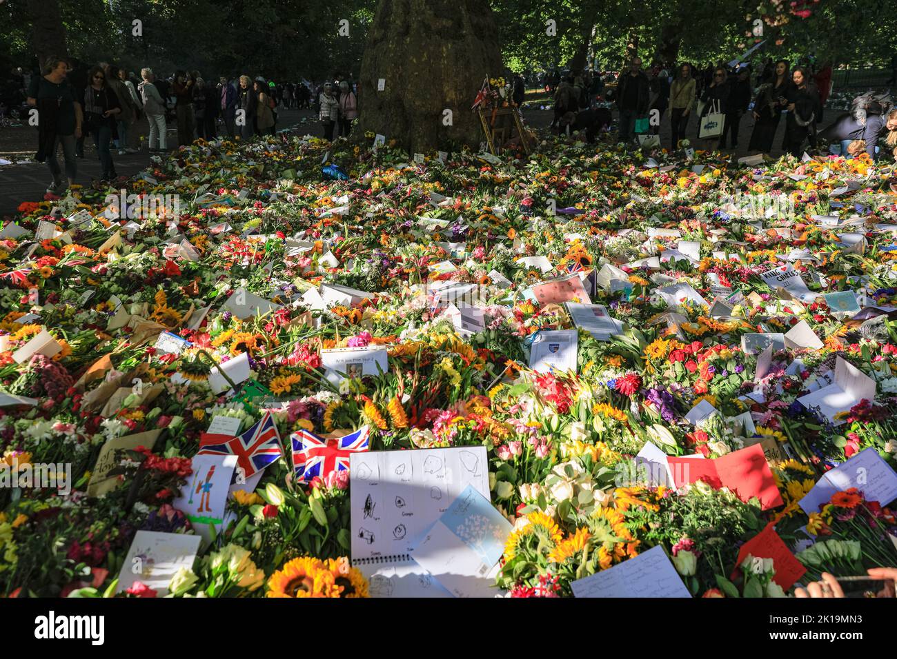 London, Großbritannien. 16. September 2022. Mitglieder der Öffentlichkeit zollen ihrer Majestät Königin Elizabeth II ihren letzten Respekt, indem sie Blumen, Karten, Spielzeug und andere kleine Ehrungen im Green Park, in der Nähe des Buckingham Palace, niederlegen. Tausende wandern um den wachsenden Standort, viele sind deutlich bewegt. Kredit: Imageplotter/Alamy Live Nachrichten Stockfoto