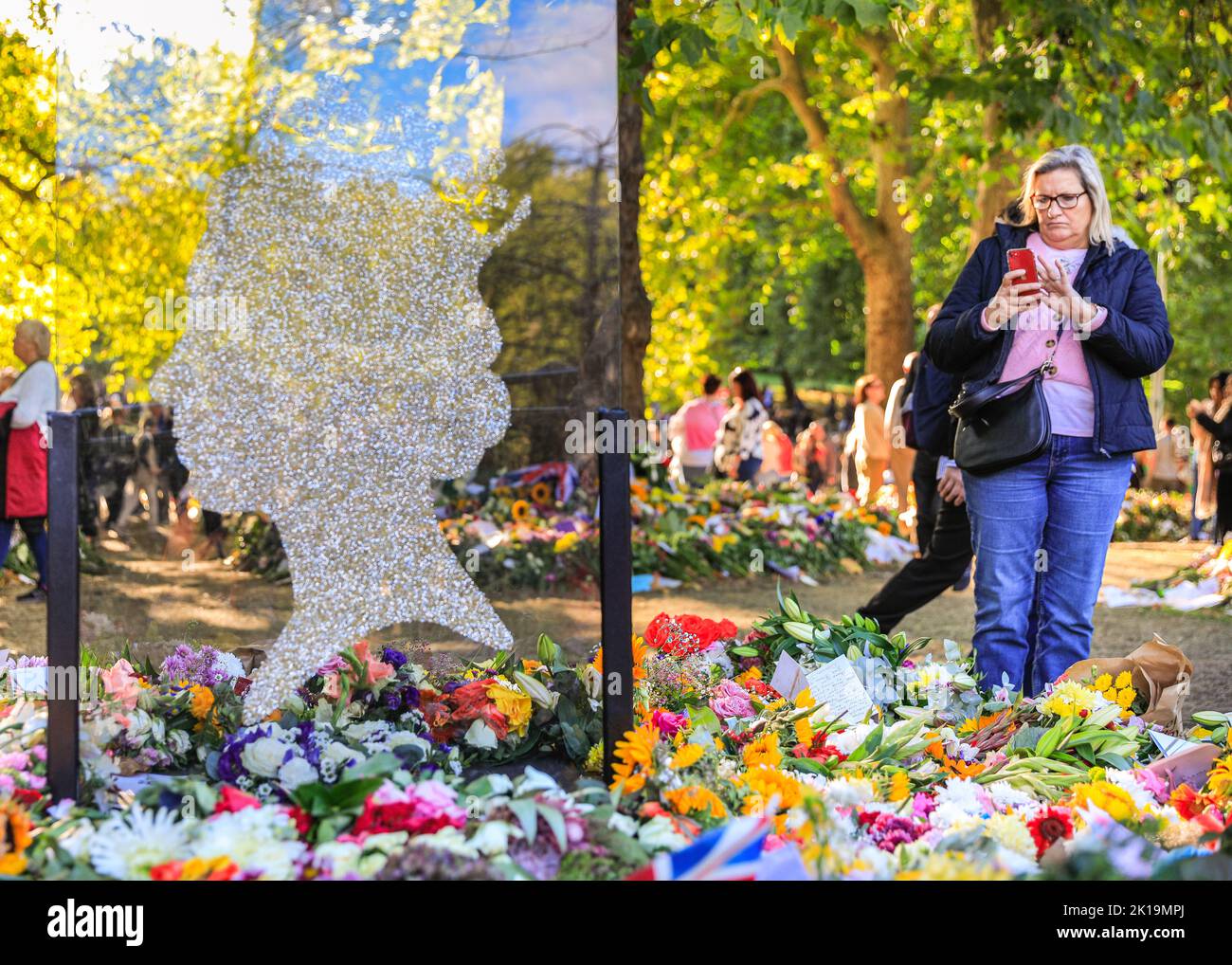 London, Großbritannien. 16. September 2022. Mitglieder der Öffentlichkeit zollen ihrer Majestät Königin Elizabeth II ihren letzten Respekt, indem sie Blumen, Karten, Spielzeug und andere kleine Ehrungen im Green Park, in der Nähe des Buckingham Palace, niederlegen. Tausende wandern um den wachsenden Standort, viele sind deutlich bewegt. Kredit: Imageplotter/Alamy Live Nachrichten Stockfoto