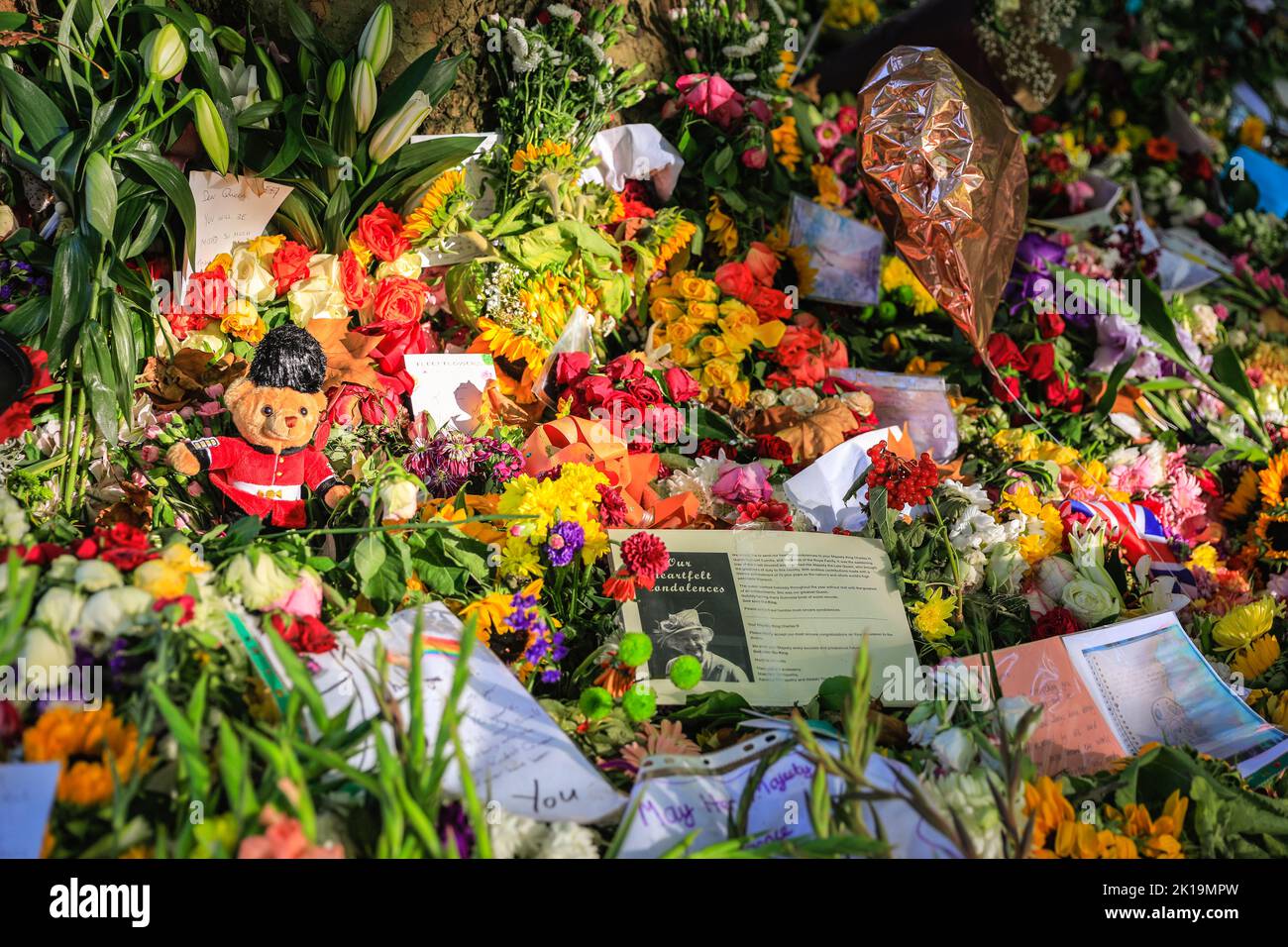 London, Großbritannien. 16. September 2022. Mitglieder der Öffentlichkeit zollen ihrer Majestät Königin Elizabeth II ihren letzten Respekt, indem sie Blumen, Karten, Spielzeug und andere kleine Ehrungen im Green Park, in der Nähe des Buckingham Palace, niederlegen. Tausende wandern um den wachsenden Standort, viele sind deutlich bewegt. Kredit: Imageplotter/Alamy Live Nachrichten Stockfoto