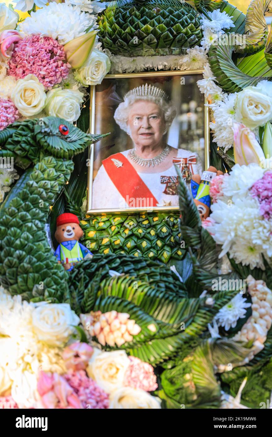 London, Großbritannien. 16. September 2022. Mitglieder der Öffentlichkeit zollen ihrer Majestät Königin Elizabeth II ihren letzten Respekt, indem sie Blumen, Karten, Spielzeug und andere kleine Ehrungen im Green Park, in der Nähe des Buckingham Palace, niederlegen. Tausende wandern um den wachsenden Standort, viele sind deutlich bewegt. Kredit: Imageplotter/Alamy Live Nachrichten Stockfoto