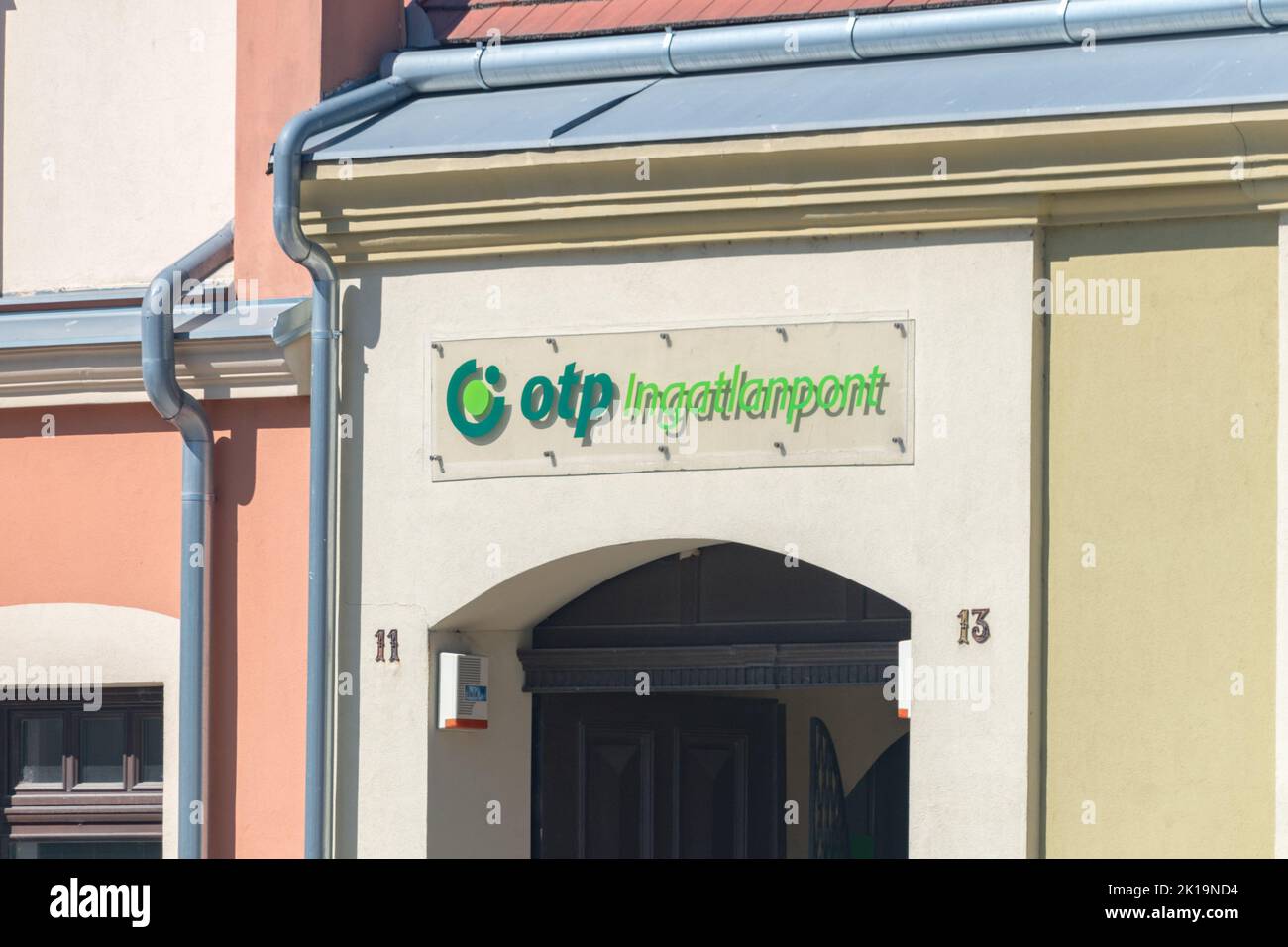 Szombathely, Ungarn - 1. Juni 2022: Logo von OTP Ingatlanpont. OTP Ingatlanpont ist eine ungarische Immobilienmaklerfirma mit Sitz in Budapest. Stockfoto