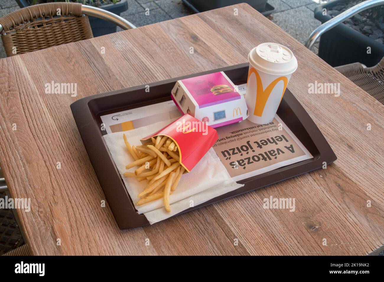 Szombathely, Ungarn - 1. Juni 2022: McDonald's-Menü mit pommes Frites, Sertes McFarm-Sandwich und Coca-Cola. Stockfoto