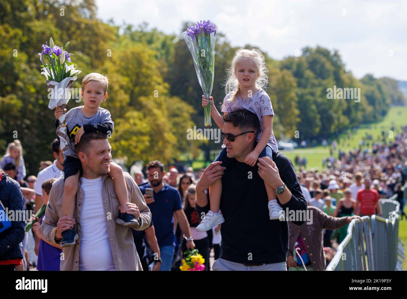 Blumen im Schloss Windsor, die als Tribut an Königin Elizabeth II. Hinterlassen wurden, die am 8.. September starb, nachdem sie über 70 Jahre lang regiert hatte. Stockfoto