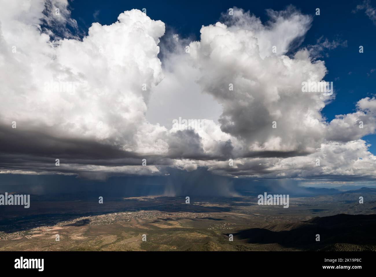 Gewitter über Cottonwood und dem Verde Valley vom Mingus Mountain, Arizona Stockfoto