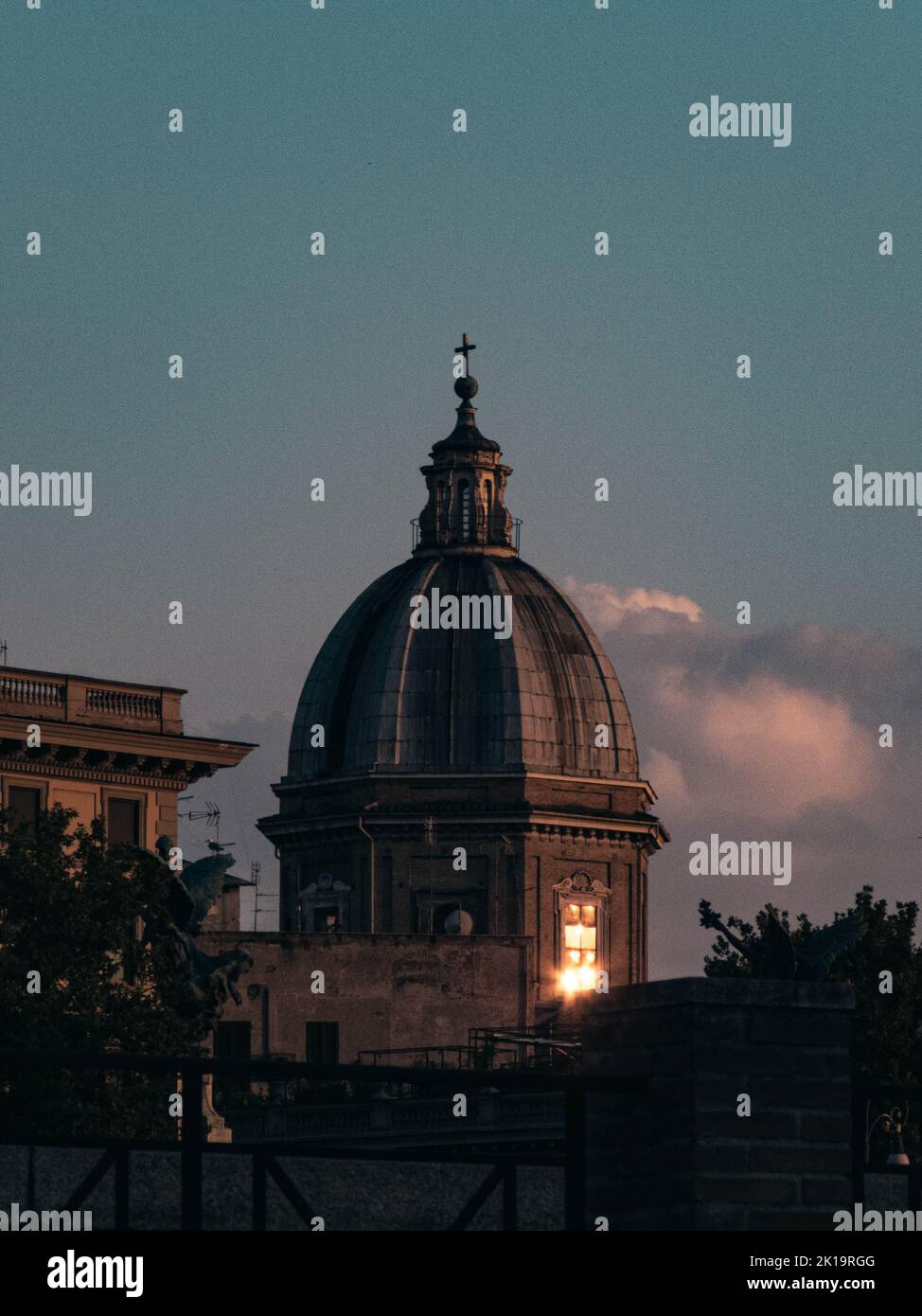 Eine vertikale Aufnahme des Petersdoms. Vatikanstadt Stockfoto