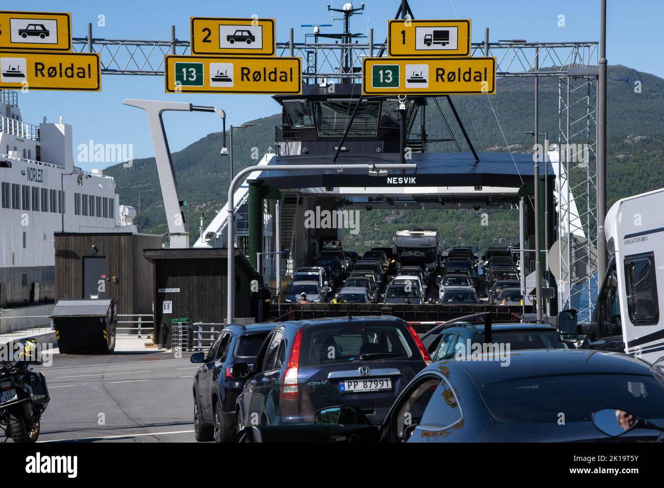 Hjelmeland, Norwegen - 6. Juni 2022: Eine norpelige Wasserstofffähre, die an einem sonnigen Frühlingstag das Dock des Hafens Hjelmeland in Norwegen verlässt. Stockfoto