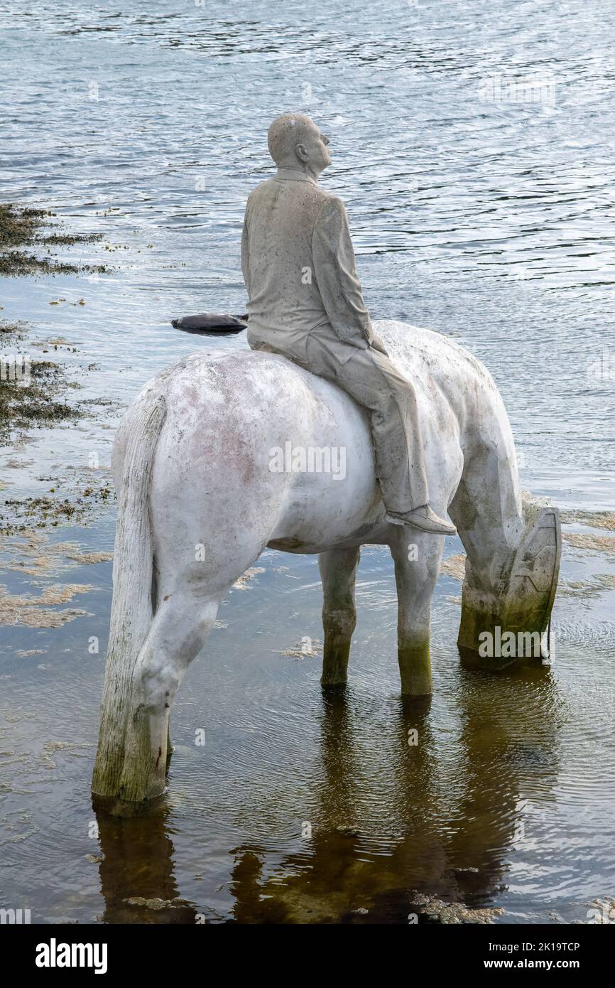 Haugesund, Norwegen - 7. Juni 2022: In Kvalsvik befinden sich die „Rising Tide“-Skulpturen. Wolkiger Tag. Selektiver Fokus Stockfoto