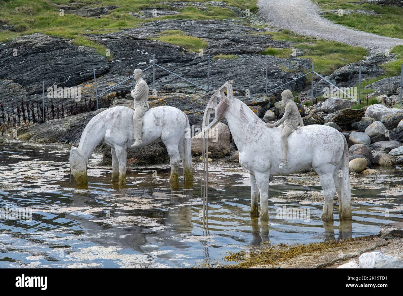 Haugesund, Norwegen - 7. Juni 2022: In Kvalsvik befinden sich die „Rising Tide“-Skulpturen. Wolkiger Tag. Selektiver Fokus Stockfoto