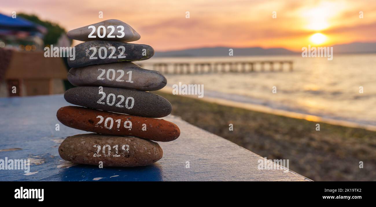 Frohes neues Jahr 2023 ersetzt 2022. Neue Jahr 2023 kommt Konzept Idee. Neue Hoffnungen, Aufregung mit 2023. Positive Wende des alten Jahres. Stockfoto