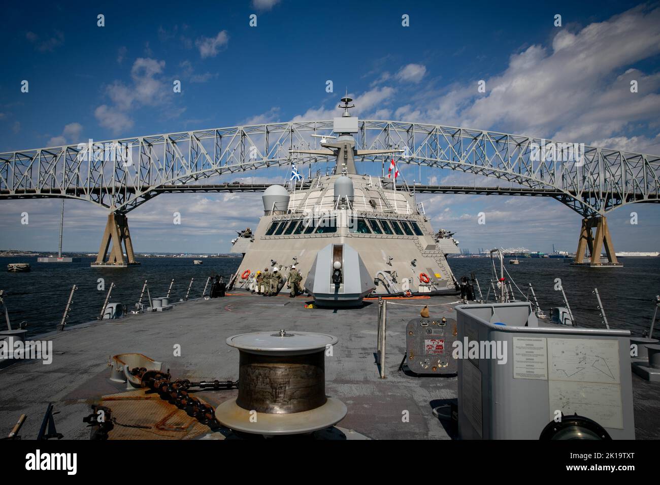 DIE BUCHT VON PICHEAKE (Sept 13, 2022) das Freiheitsvariante Littoral Combat Ship USS Minneapolis-Saint Paul (LCS 21) durchreist unter einer Brücke nach einer ausgehenden See- und Ankerentwicklung aus Baltimore's Inner Harbor, 13. September 2022. Minneapolis-Saint Paul reiste nach Baltimore zur Unterstützung der Maryland Fleet Week und Flyover Baltimore 2022. (USA Navy Foto von Mass Communication Specialist 2. Class Juel Foster) Stockfoto