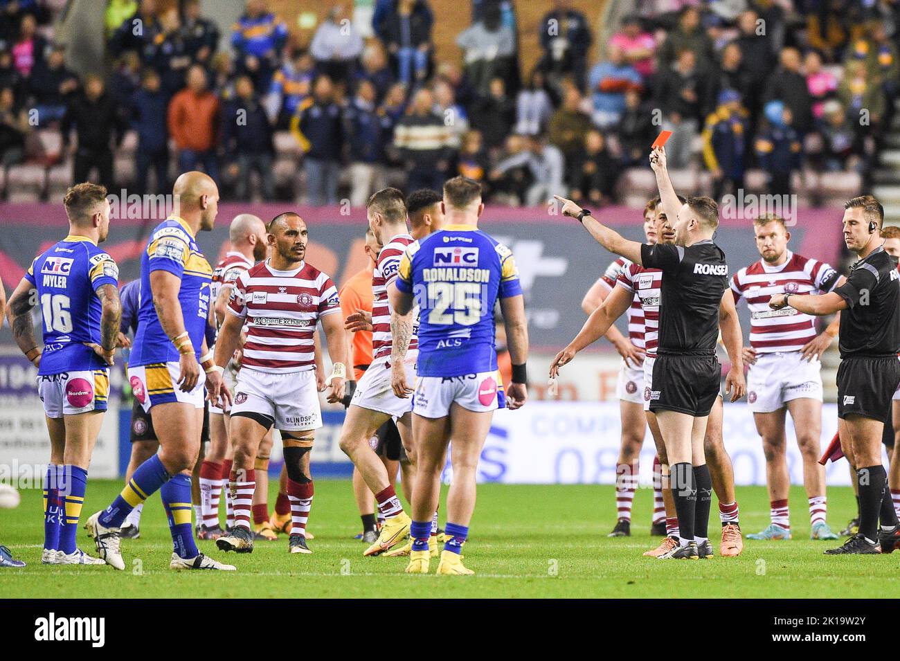 Wigan, Großbritannien.16.. September 2022 - John Bateman von Wigan Warriors wurde abgeschickt. Rugby League Betfred Super League Halbfinale, Wigan Warriors vs Leeds Rhinos im DW Stadium, Wigan, Großbritannien Kredit: Dean Williams/Alamy Live News Kredit: Dean Williams/Alamy Live News Stockfoto