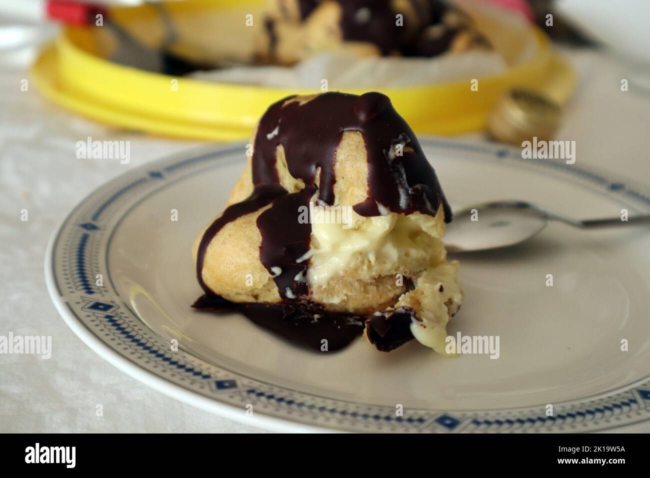 Köstliche hausgemachte Pastarella mit Schokolade auf der Oberseite Stockfoto