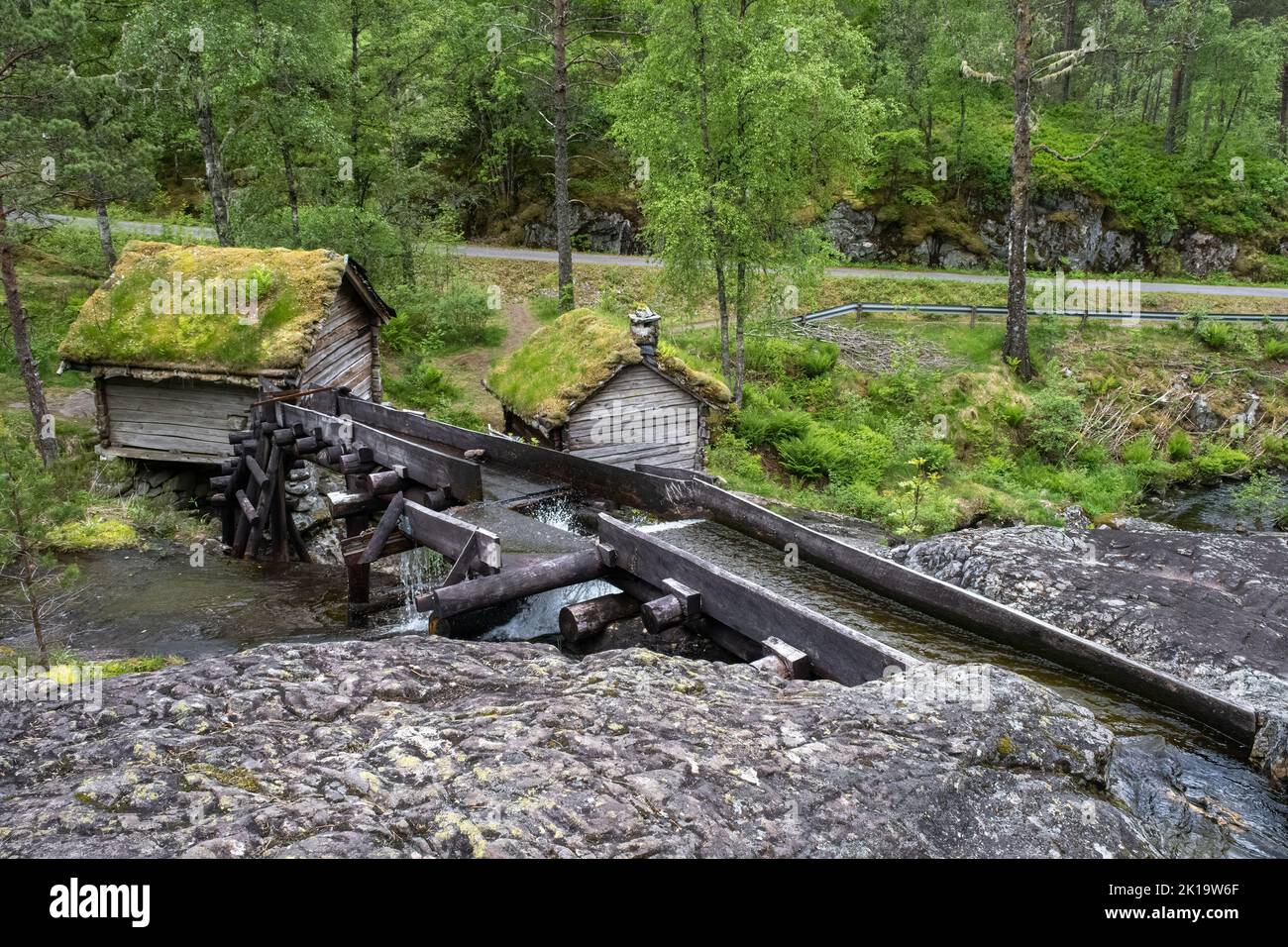 Wunderschöne Landschaften in Norwegen. Vestland. Schöne Landschaft von alten Wassermühlen auf Suldalsosen.Grasdächer. Skandinavische Landschaft. Wolkiger Tag. Stockfoto