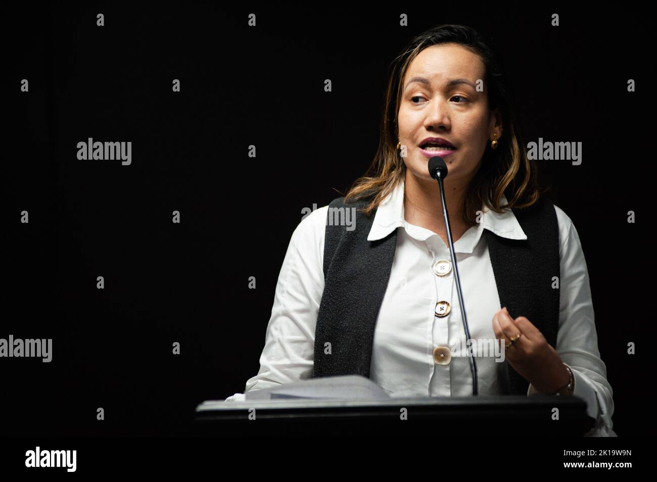 Bogota, Kolumbien. 16. September 2022. Die kolumbianische Ministerin für Gesundheit und sozialen Schutz, Carolina Corcho, spricht während einer Pressekonferenz in Bogota, Kolumbien, am 16. September 2022 über den Drogenmangel, den Kolumbien vorstellt, mit den Medien. Foto: Chepa Beltran/Long Visual Press Kredit: Long Visual Press/Alamy Live News Stockfoto