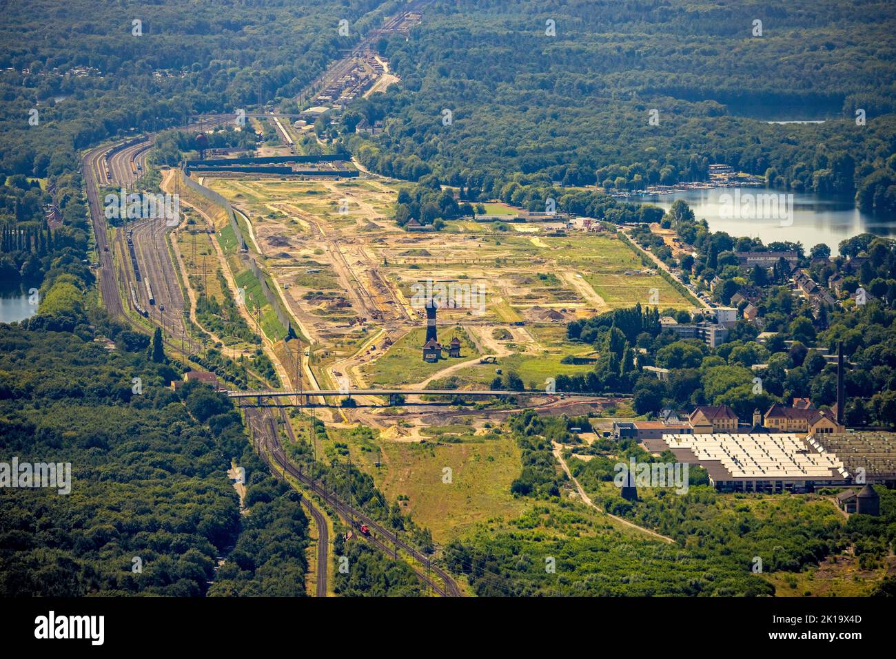 Luftaufnahme, geplantes Duisburger Wohnquartier auf ehemaligem Wedauer Rangierbahnhof, Wasserturm, Wedau, Duisburg, Ruhrgebiet, Nordrhein-Westfalen, G Stockfoto