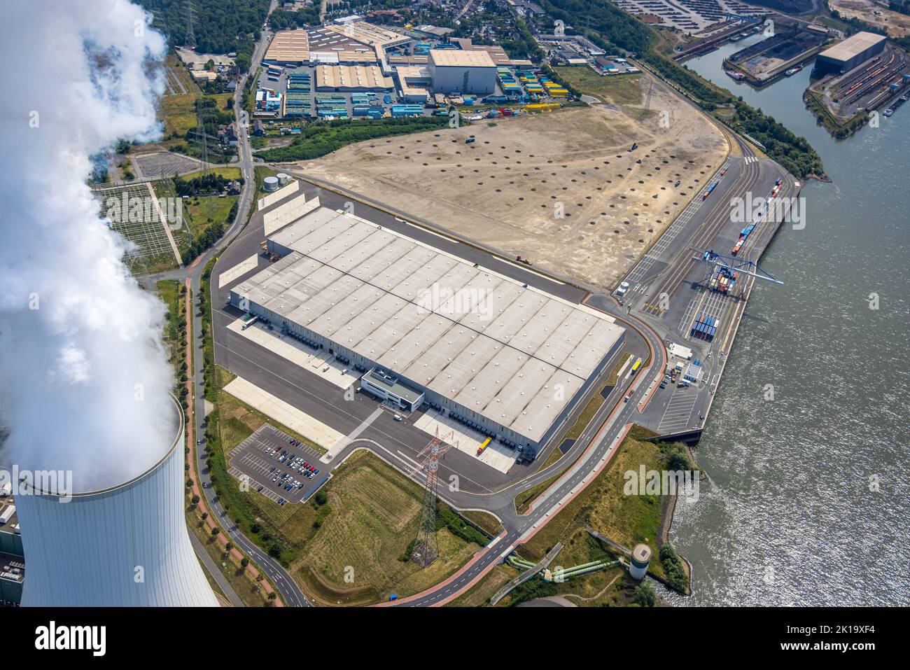 Luftaufnahme, dampfendes STEAG-Kraftwerk Walsum und Logport VI, Baustelle mit Neubau-Logistikunternehmen DSV Halle, Alt-Walsum, Duisburg, Stockfoto