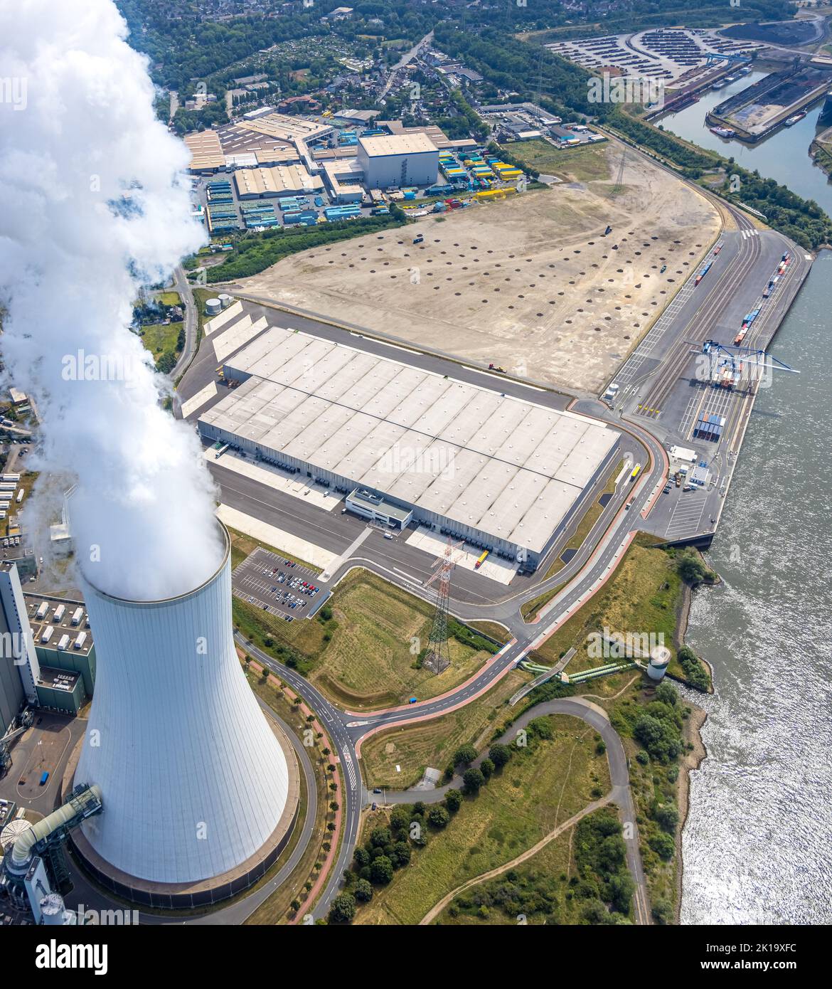 Luftaufnahme, dampfendes STEAG-Kraftwerk Walsum und Logport VI, Baustelle mit Neubau-Logistikunternehmen DSV Halle, Alt-Walsum, Duisburg, Stockfoto