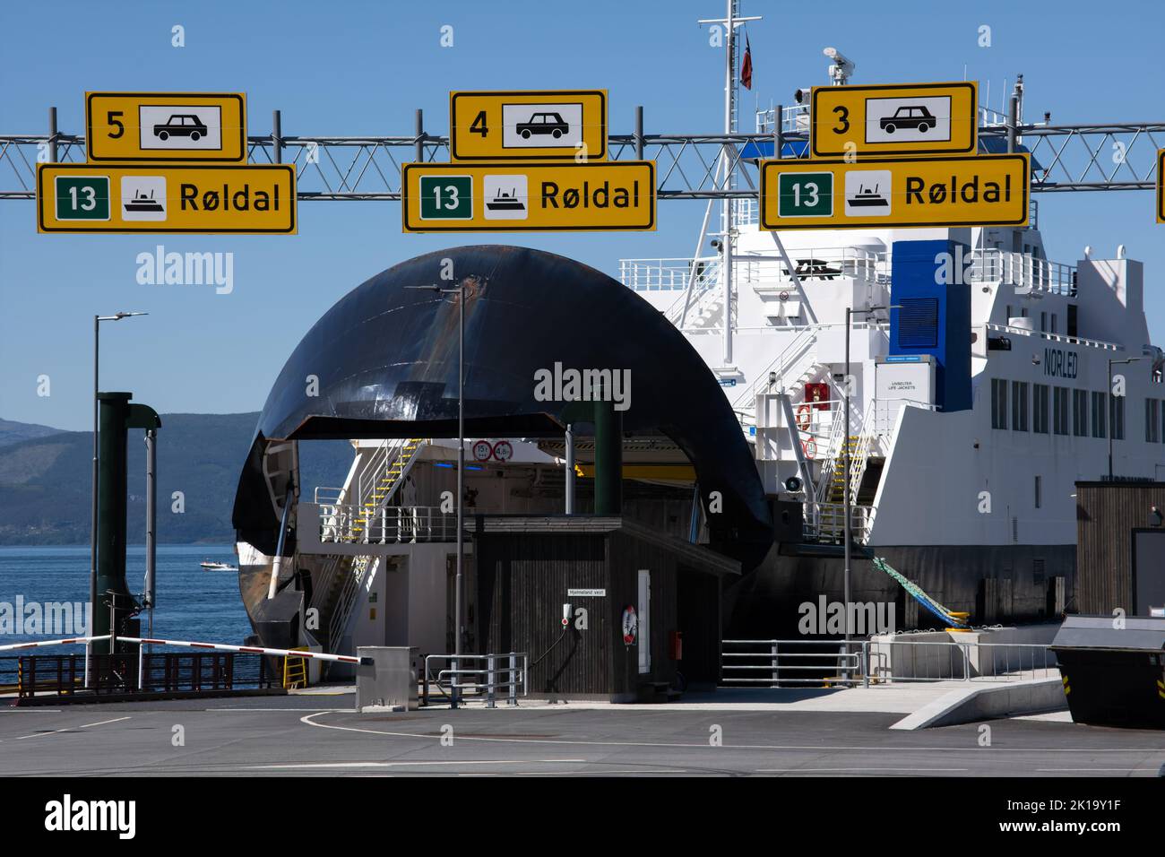 Hjelmeland, Norwegen - 6. Juni 2022: Eine norpelige Wasserstofffähre, die an einem sonnigen Frühlingstag das Dock des Hafens Hjelmeland in Norwegen verlässt. Stockfoto