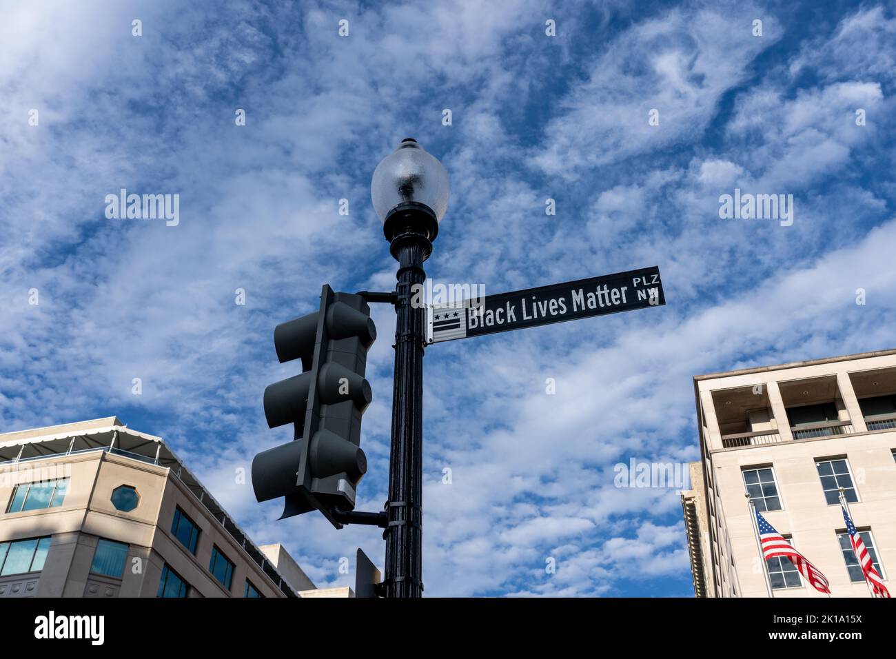 Washington, DC - 27. Juni 2022: Black Lives Matter Plaza NW Straßenschild und Lampenpfosten Stockfoto