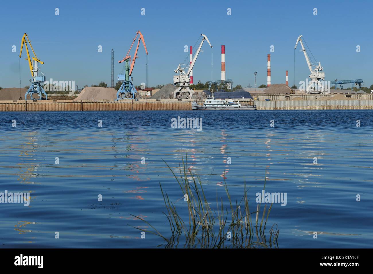 Flusshafen. Hafenkrane am Flussufer. Nischni Nowgorod, Oka River Stockfoto