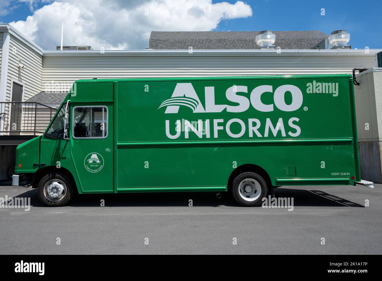 Canandaigua, NY - 29. Juli 2022: Alsco Uniforms Truck wird während der Lieferung geparkt. Alsco ist ein Anbieter von Wäsche- und einheitlichen Mietdienstleistungen Stockfoto