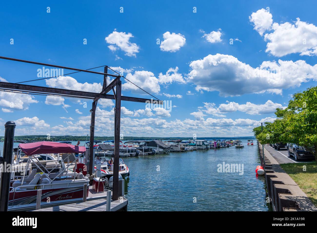 Canandaigua, NY - 29. Juli 2022: Teil des Canandaigua City Pier mit vielen Booten. Stockfoto