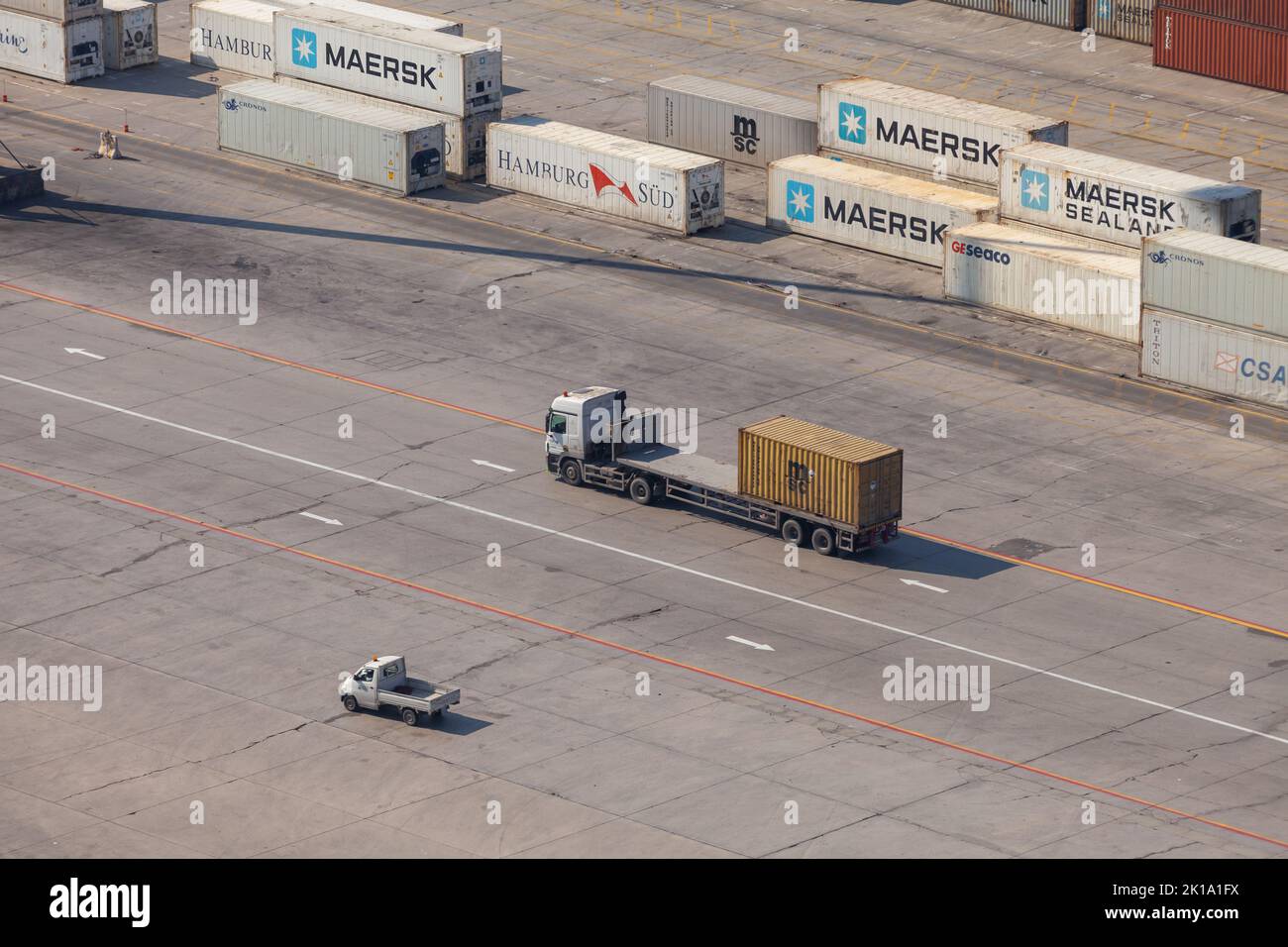 Dammam, Saudi-Arabien - 26. Dezember 2019: Container-LKW befindet sich im Hafen von Dammam, Luftaufnahme Stockfoto
