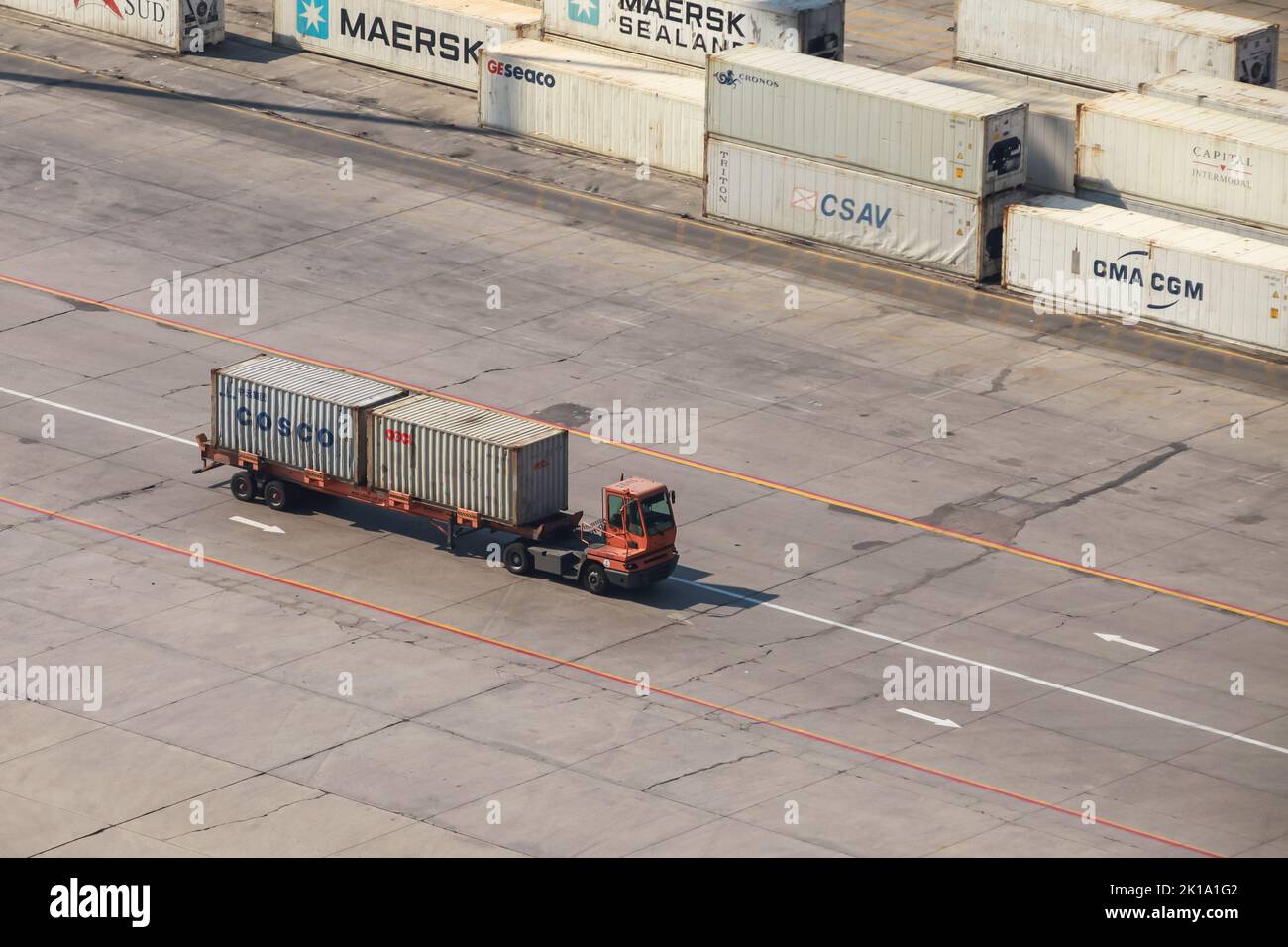 Dammam, Saudi-Arabien - 26. Dezember 2019: Container-LKW ist im Hafen von Dammam Stockfoto
