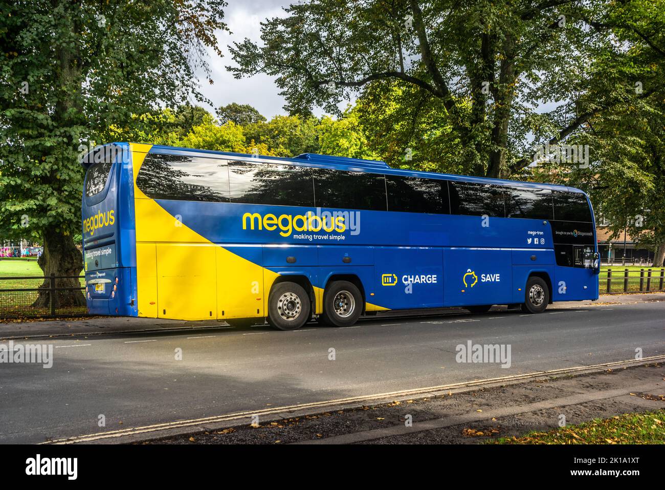 Megabus - billiger Transport / Busbetreiber - Reisebus in Southampton, Hampshire, England, Großbritannien geparkt Stockfoto