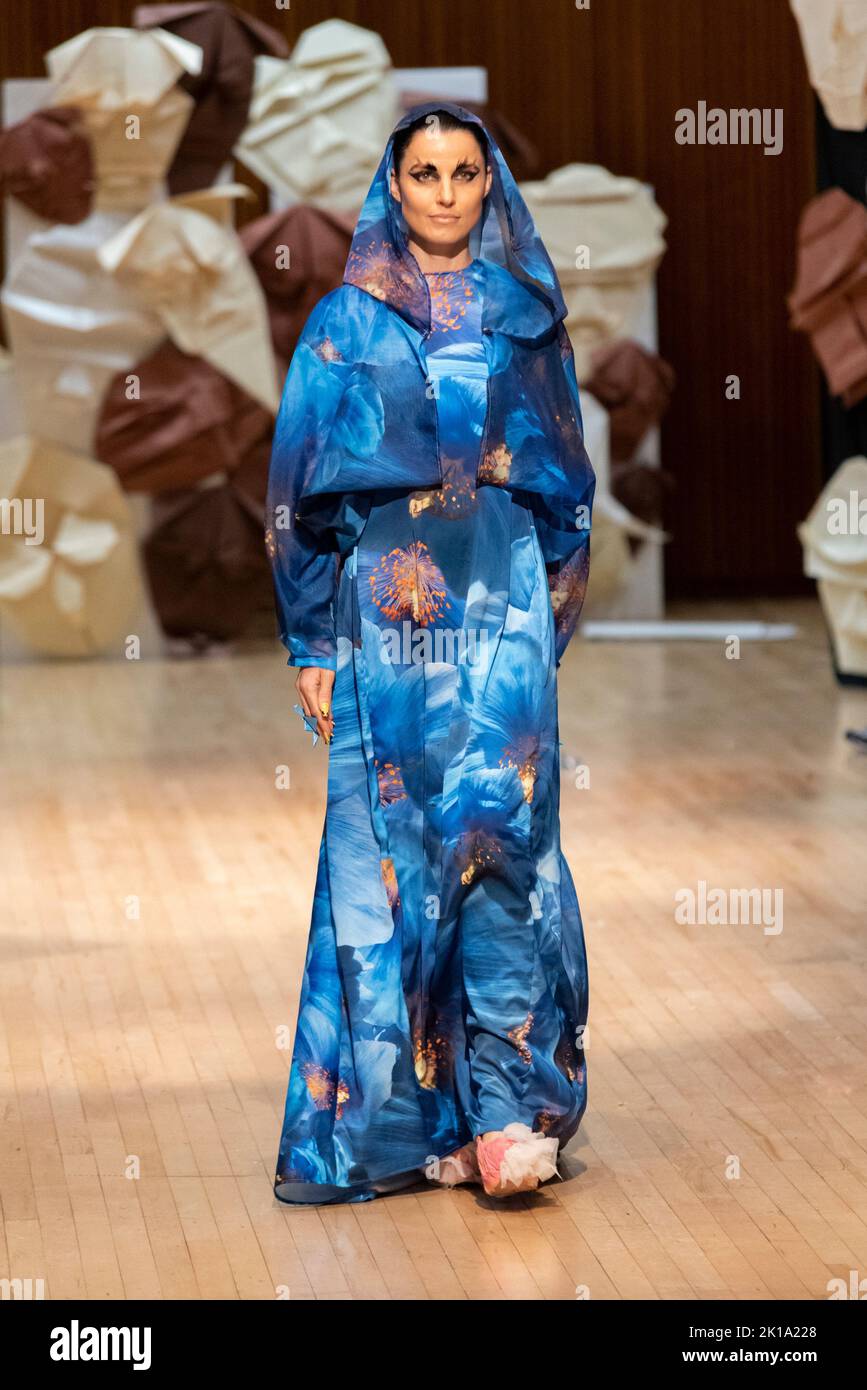Model Aneta Kocisova, Modeling auf Laufsteg für VIN+OMI 'Meinungen' Show für die London Fashion Week 2022. Recycelte Materialien Stockfoto