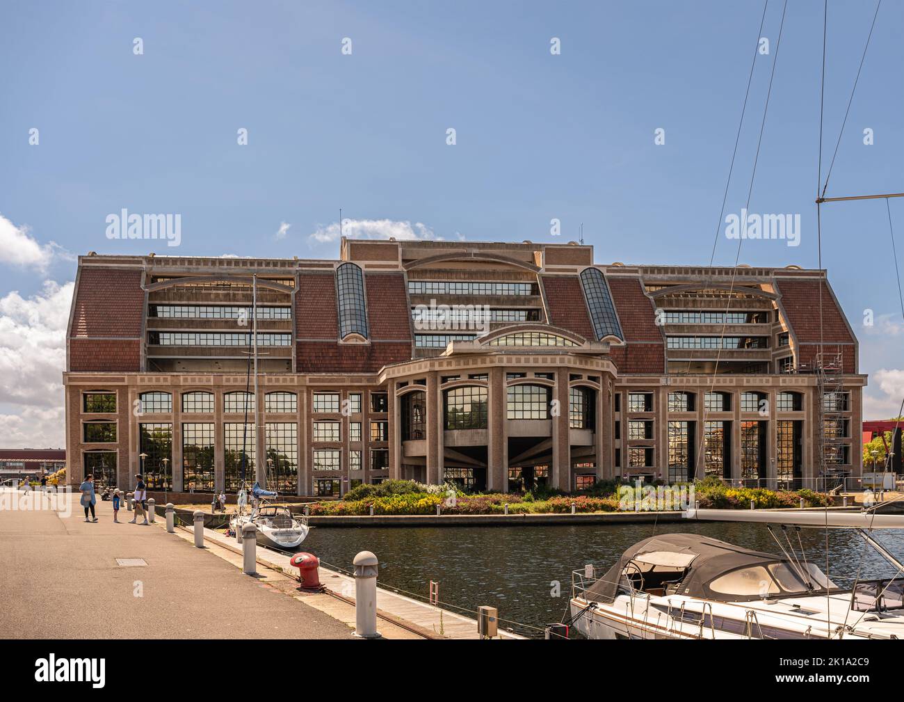 Europa, Frankreich, Dunkerque - 9. Juli 2022: Nordfassade o Communauté Urbaine de Dunkerque Gebäude als administratives und technisches Zentrum der Stadt A Stockfoto