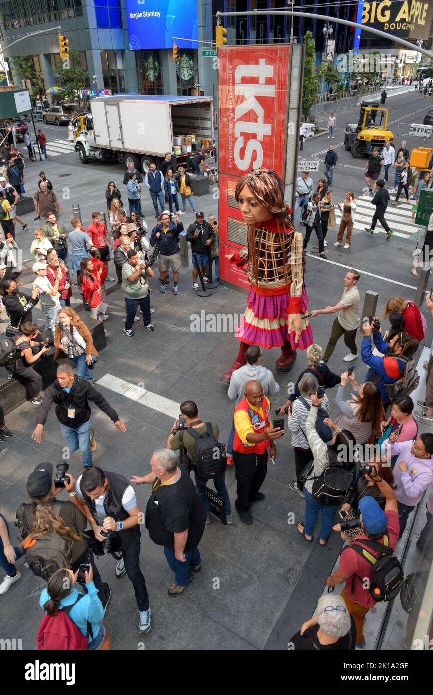 New York, USA. 16. September 2022. Little Amal kommt am Times Square in New York City an. Die kleine Amal, eine Puppe für syrische Flüchtlinge, besucht den Times Square, New York, USA. Kredit: SOPA Images Limited/Alamy Live Nachrichten Stockfoto