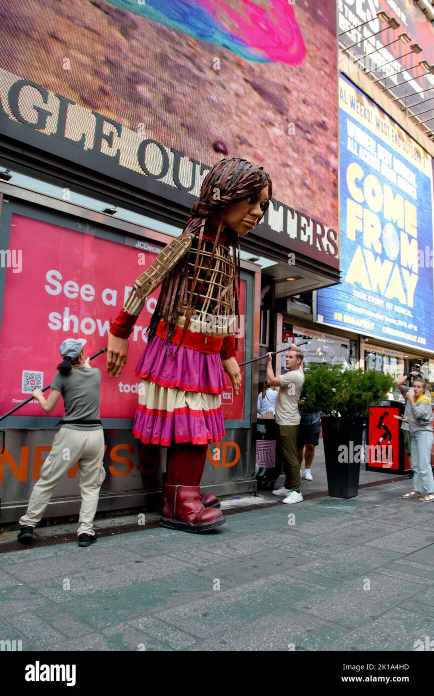 New York, Usa. 16. September 2022. Little Amal kommt am Times Square in New York City an. Die kleine Amal, eine Puppe für syrische Flüchtlinge, besucht den Times Square, New York, USA. (Foto von Efren Landaos/SOPA Images/Sipa USA) Quelle: SIPA USA/Alamy Live News Stockfoto