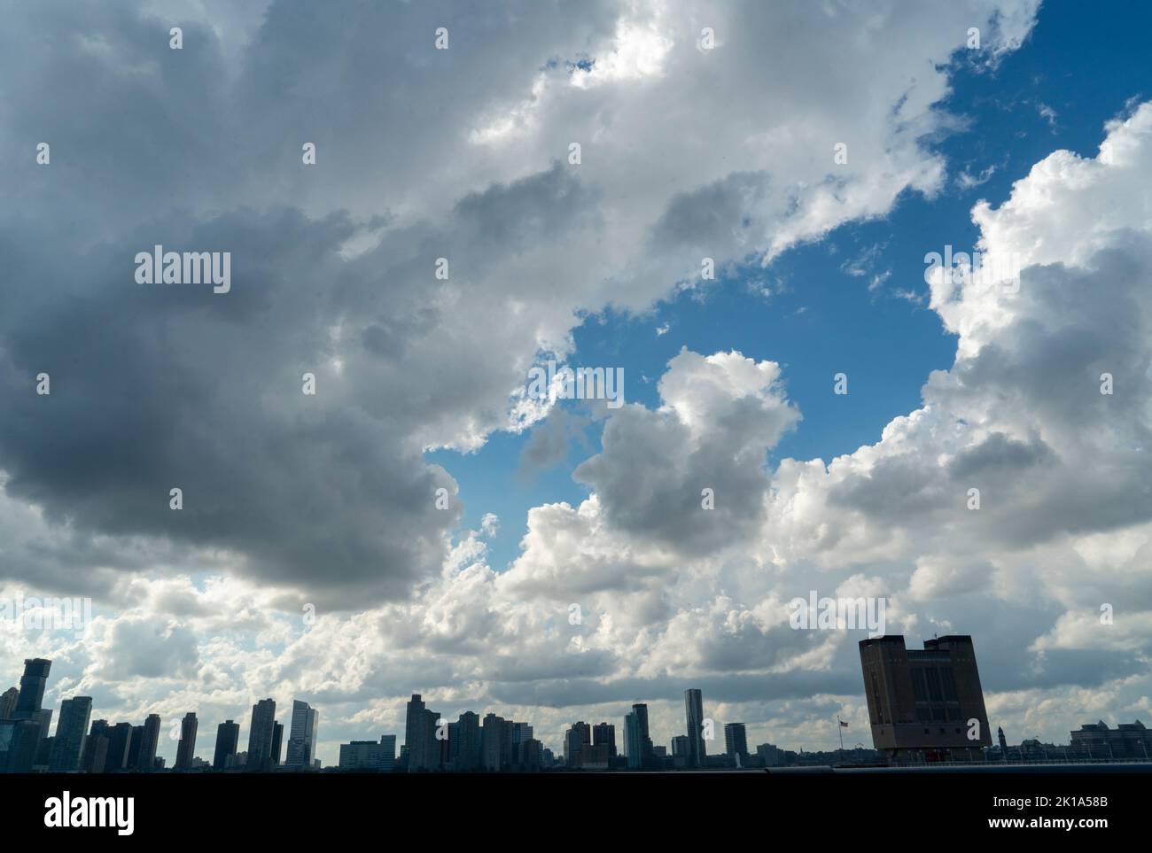 Der Hudson River mit Sturmwolken, Blick nach Westen in Richtung Jersey City, New Jersey. Im Vordergrund steht einer der Luftschächte für den Holland Tunnel. Se Stockfoto